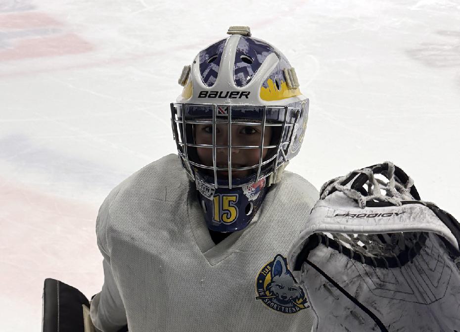 Adamko chytá so „šakalskou“ maskou. Nechýba na nej klubové logo, ani spoločná fotka s hokejovým vzorom