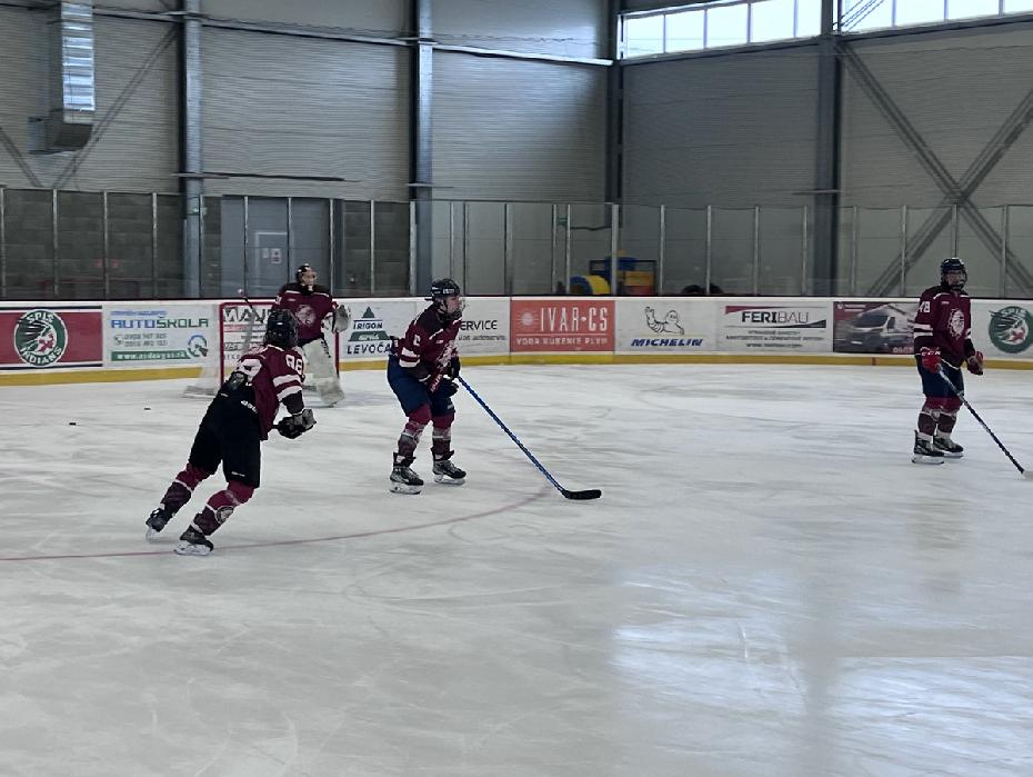 Juniori v sobotu vyhrali rozdielom triedy, nedeľa však patrila súperovi. Brankár Homola s prvým „shutoutom“ v kariére