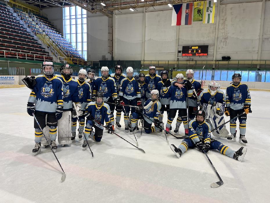 Šakaly s drvivým víťazstvom. Starší žiaci nedali Prievidzi najmenšiu šancu, nové dresy zažili víťaznú premiéru